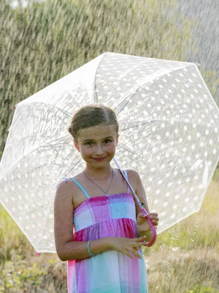 Letní déšť - šťastná dívka s deštníkem v dešti — Stock fotografie